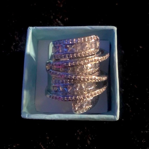 Gorgeous Gemstone Ring - Picture 2 of 4